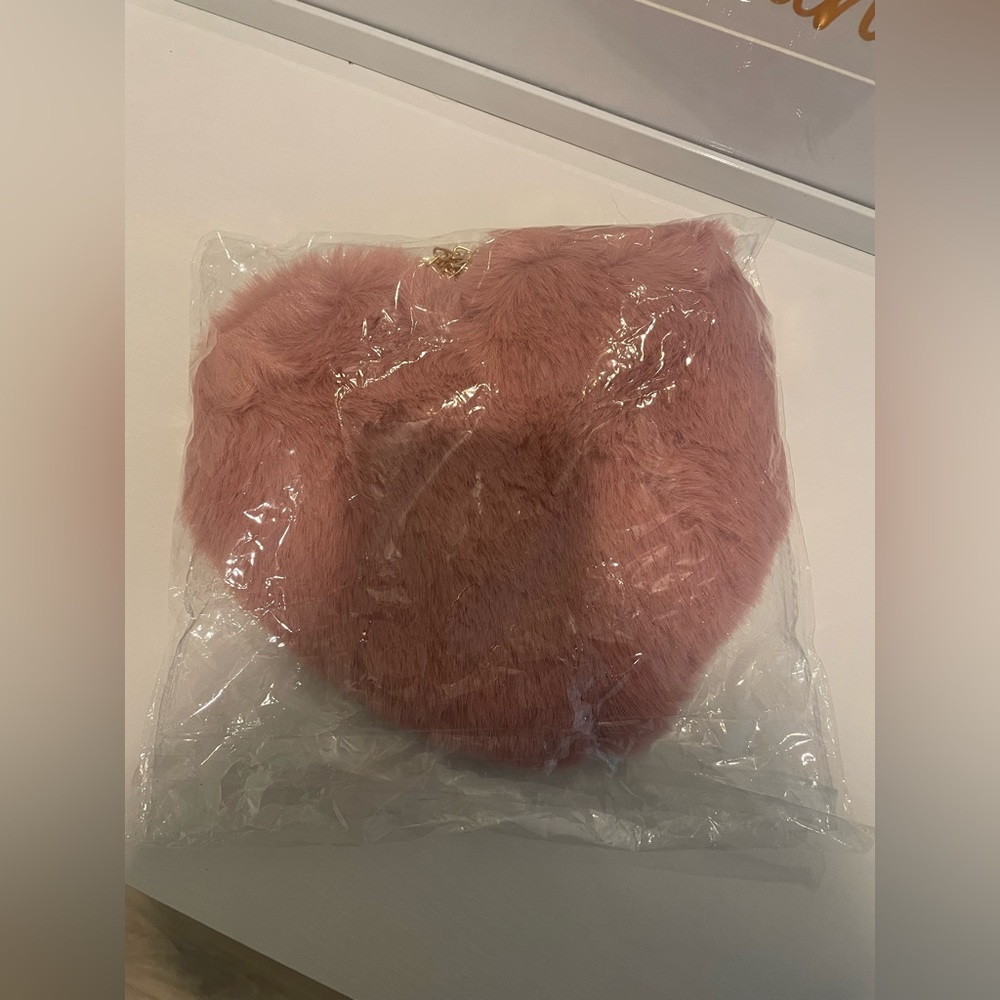 - BNIP Furry heart purse - Picture 5 of 8
